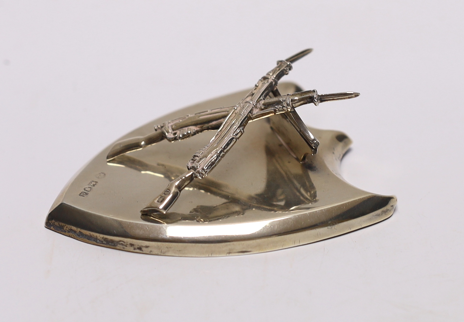 A late Victorian silver shield shaped letter clip, with crossed rifles clip, William Comyns?, London, 1896, 9.9cm.